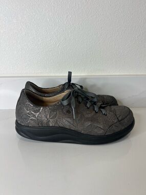 Finn Comfort Women's Gray Leaf-Embossed Lace-Up Sneakers size 9.5 US
